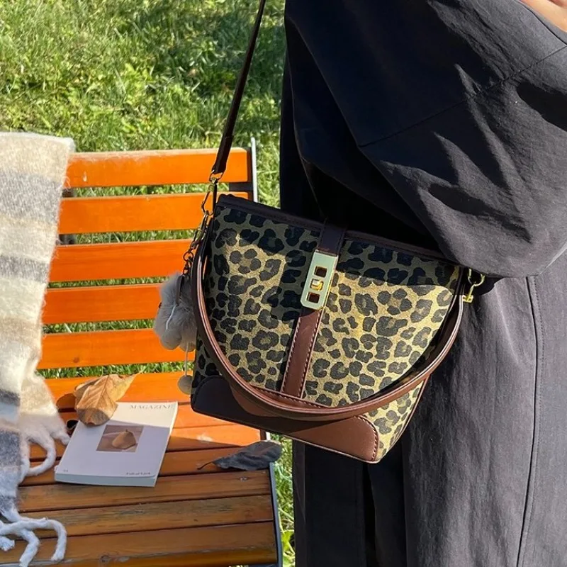 

Elegant Shoulder Bag For Women A Polished Finish To Your Corporate And Business Attire