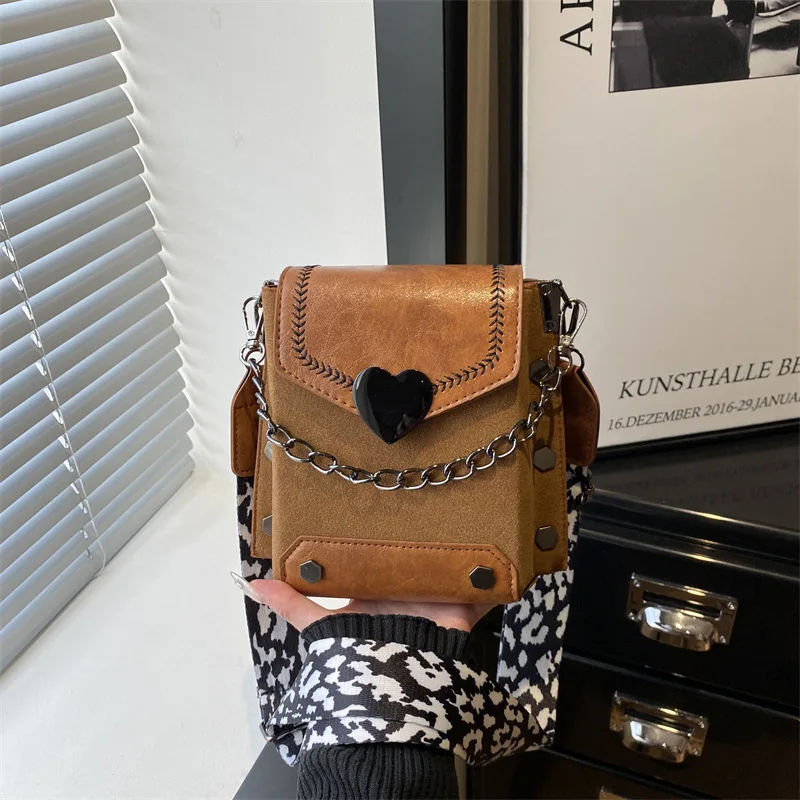 

Кожаная маленькая квадратная сумка с сердечками, женская роскошная сумка через плечо с цепочкой, городская сумка с заклепками, минималистичная модная повседневная сумка