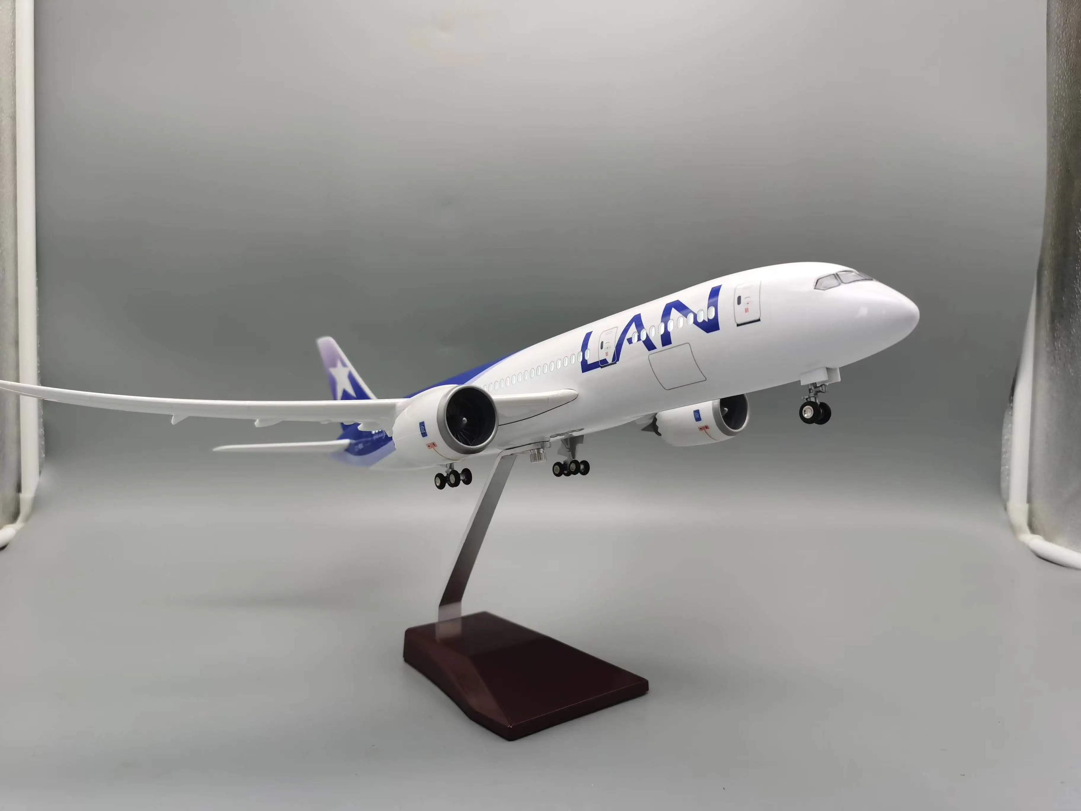 B787 نموذج طائرة 47 سنتيمتر تشيلي LAN طيران نموذج طائرة 1/130 مقياس مصغر مع الضوء والعجلة للتجميع أو العرض