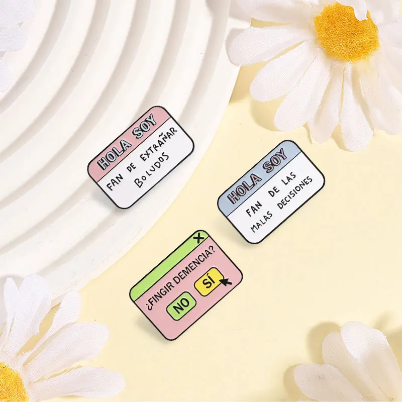 Hola Soy Fan De Las Malas Decisiones Enamel Pin Spanish Name Tag Fingir Demencia Computer Pop Up Spanish Brooch Bag Lapel Badge