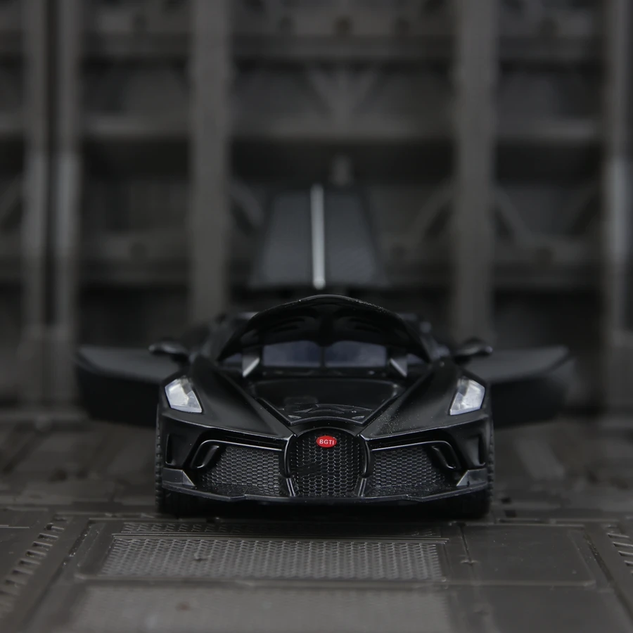 1:32 simulation Bugatti alloy car model, doors and engine hood, trunk can be opened has sound and lighting functions