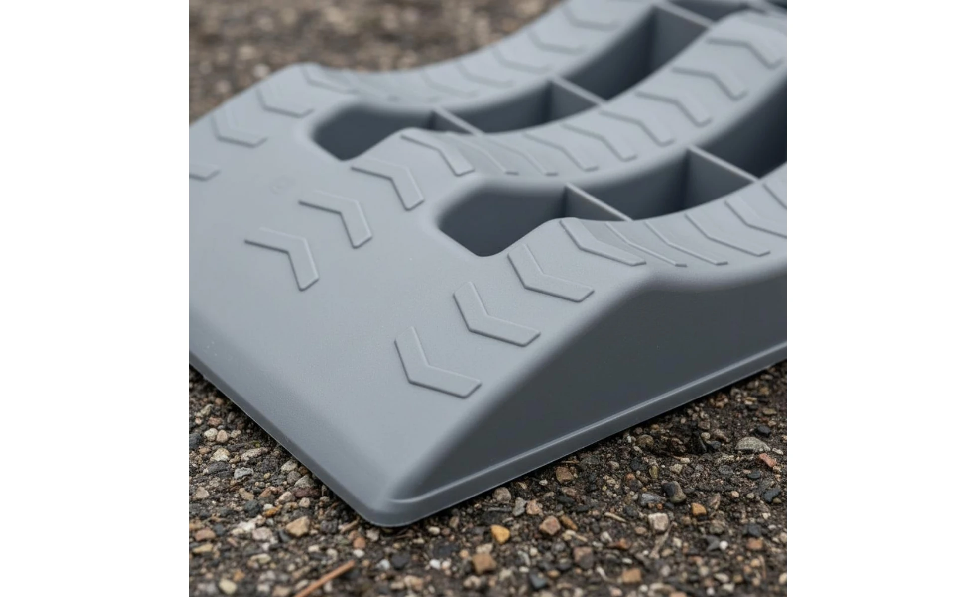 2 Pieces RV Wheel Chock Ramp High Strength PP Recreational Vehicle Tire Leveling Ramp RV Leveling Block Stable Parking Vehicle