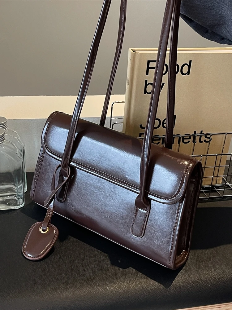 패셔너블한 대용량 브라운 언더암 백 심플 스타일리시 숄더 백 캐주얼 PU 가죽 소프트 백 여성용 온라인 독점