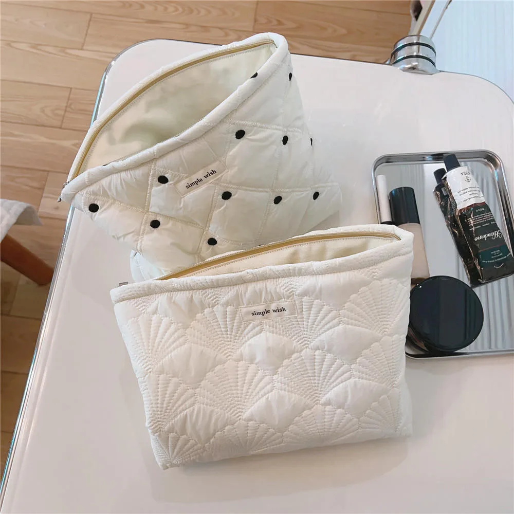 Women White Quilted Cotton Makeup Bag Toiletry Bag Girls Zipper Cosmetic Organizer Female Aesthetic Portable Travel Cosmetic Bag