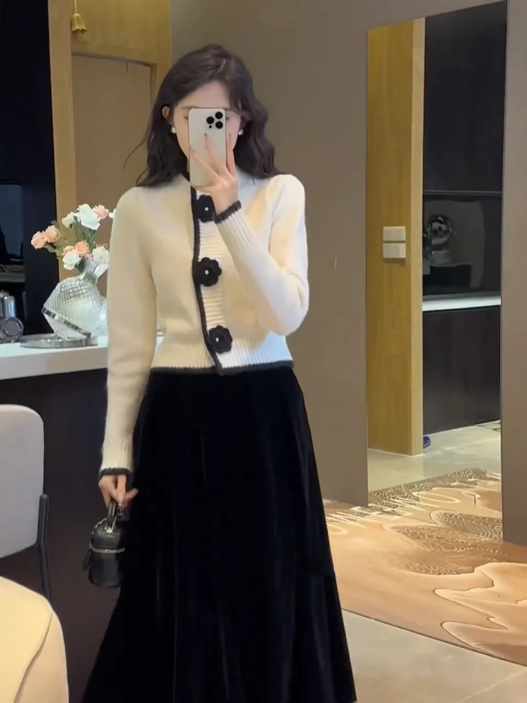 سترة نسائية محبوكة بيضاء لبداية خريف 2025، تصميم جديد سميك بأسلوب كاجوال، ملابس خارجية بأزرار للزينة وأكمام طويلة وياقة مستديرة