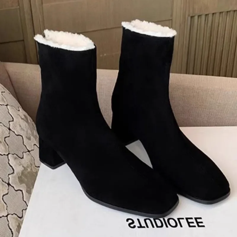 Dedo do pé quadrado pele feminina tornozelo botas de neve moda salto alto camurça sapatos de pelúcia mulher marca de inverno 2025 tendência bombas quentes botas mujer