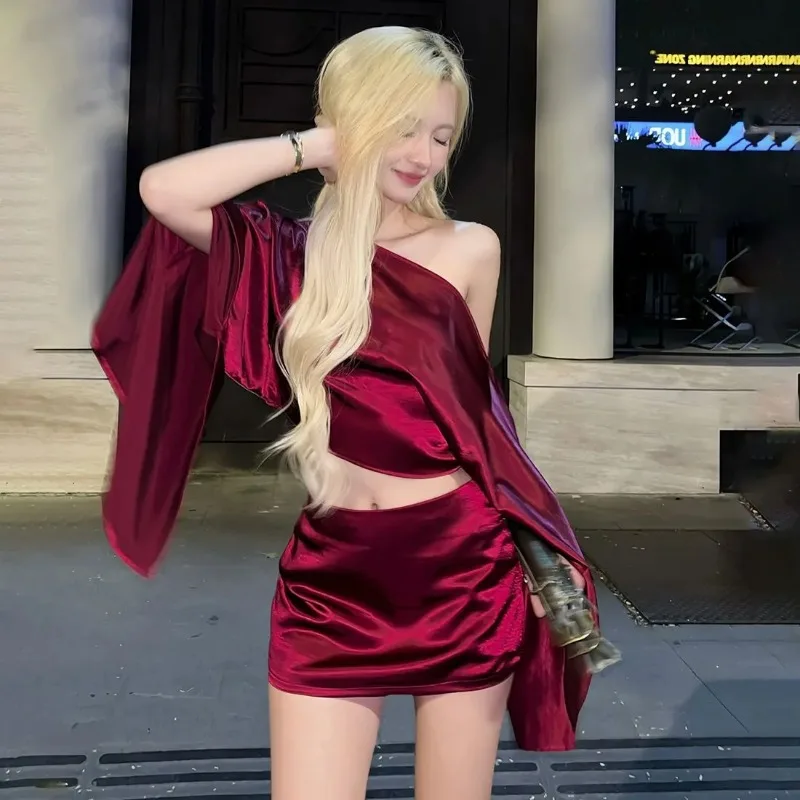 

Женский комплект из двух предметов: атласный топ с одним рукавом и мини-юбка