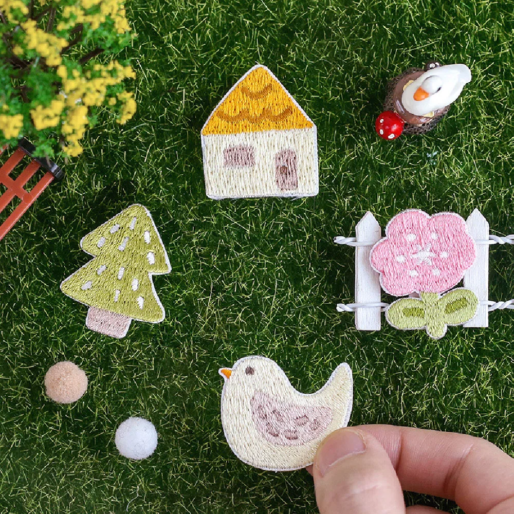 1 pieza barato Stick on Patch bosque flores encantadoras pegatinas bordadas de dibujos animados para ropa, bolsa decoración DIY directamente pegada