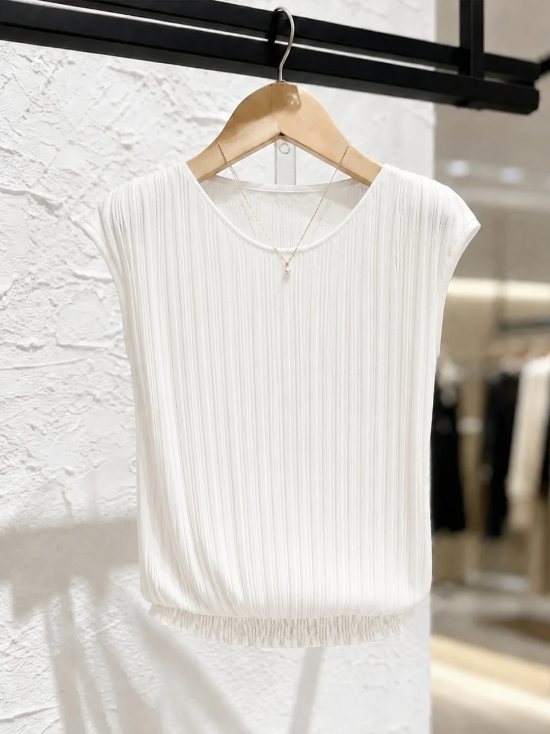 

Chic Soft Comfortable Casual Ice Silk Knitted Vest Overhead Design Summer Sleeveless Top Women's Fashion Korean Style Straigh...