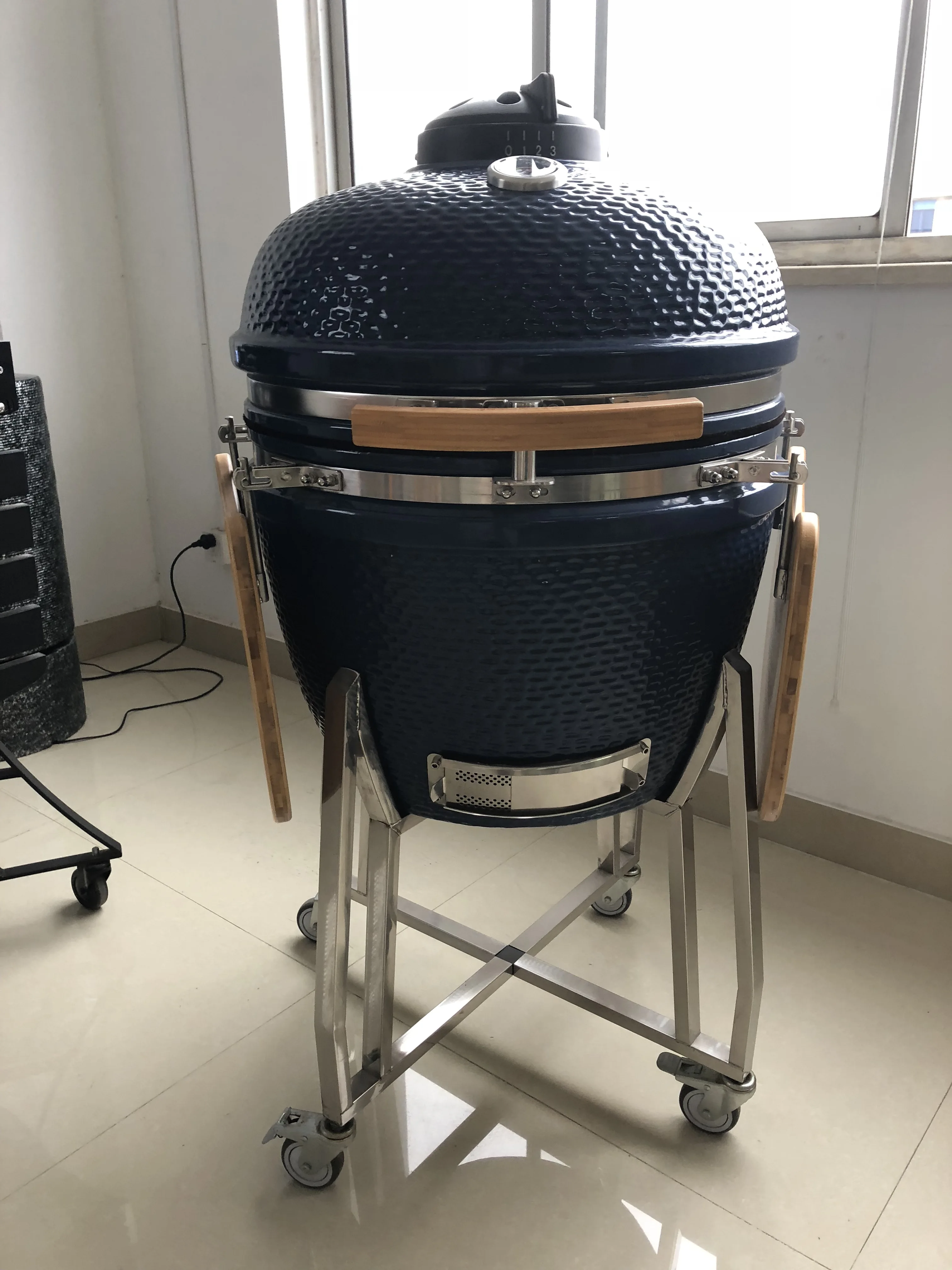 Węgiel drzewny grill grill w kształcie jajka z ruchomym stojakiem ceramiczny grill kamado