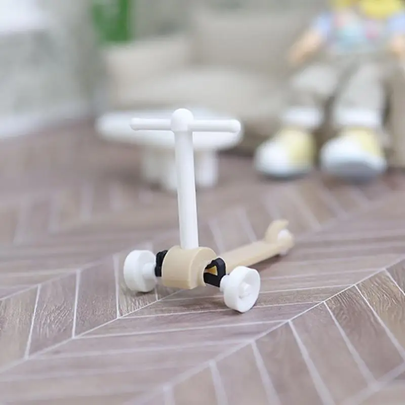 Mini scooter per casa delle bambole da 1 pezzo Giocattolo divertente Regalo di compleanno per bambini Decorazione da tavolo Simulazione Modello di scooter in miniatura