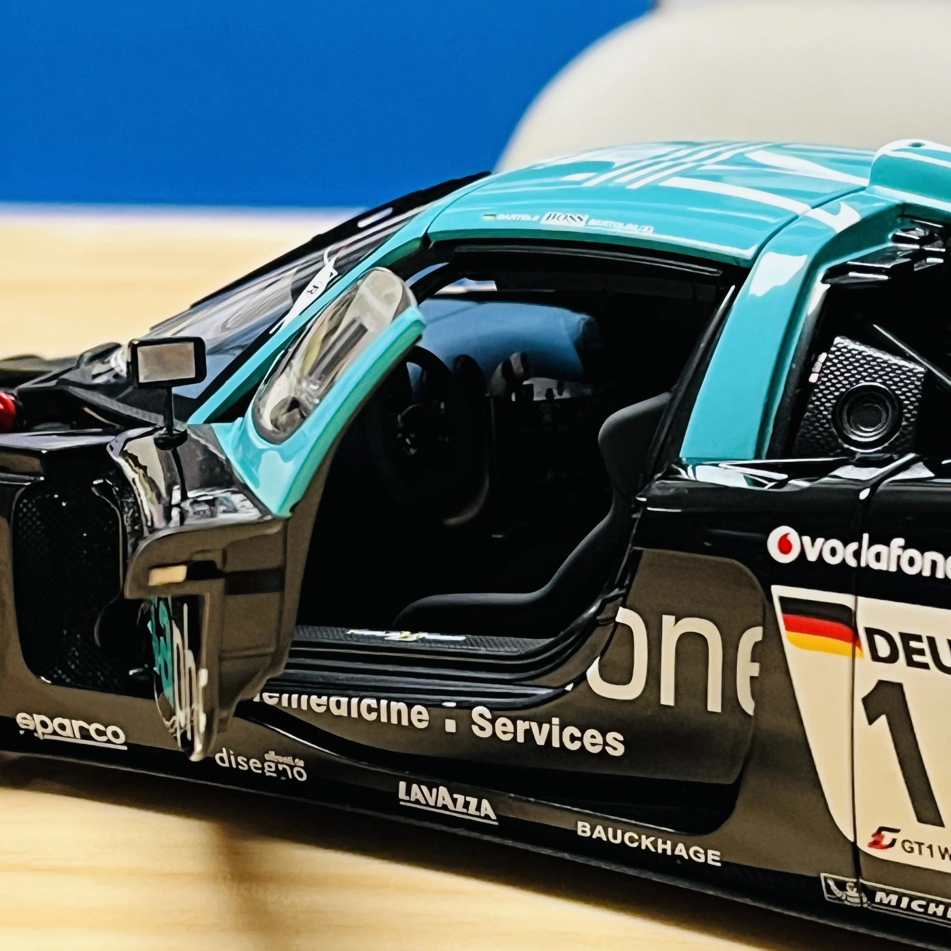 Autoart 1:18 MC12 GT1 Vitaphone #1 Simulation Limited Edition All Open Alloy Metal Static Car Model Toy Gift