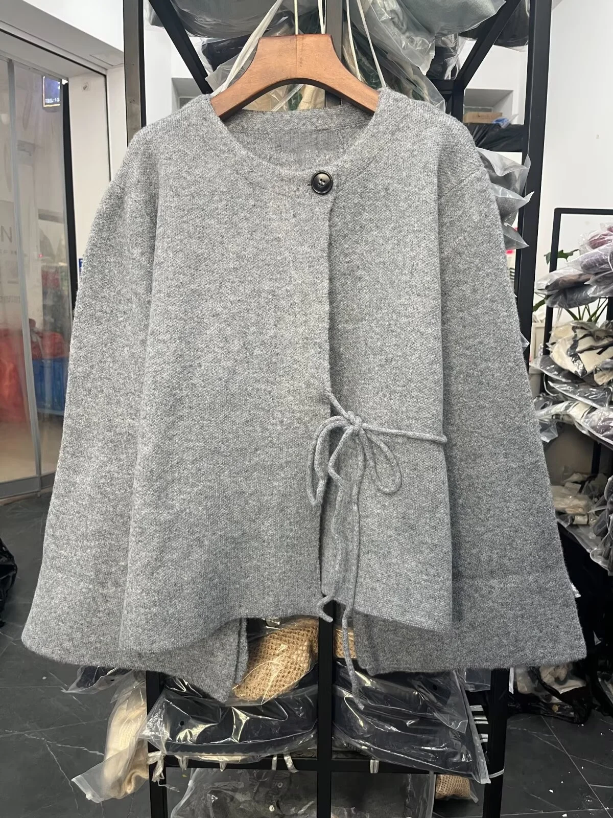 

Новая женская модная вязаная кофта с длинными рукавами, однотонная, с пряжкой, боковыми ремешками и дизайнерскими вставками, коллекция 2026 года