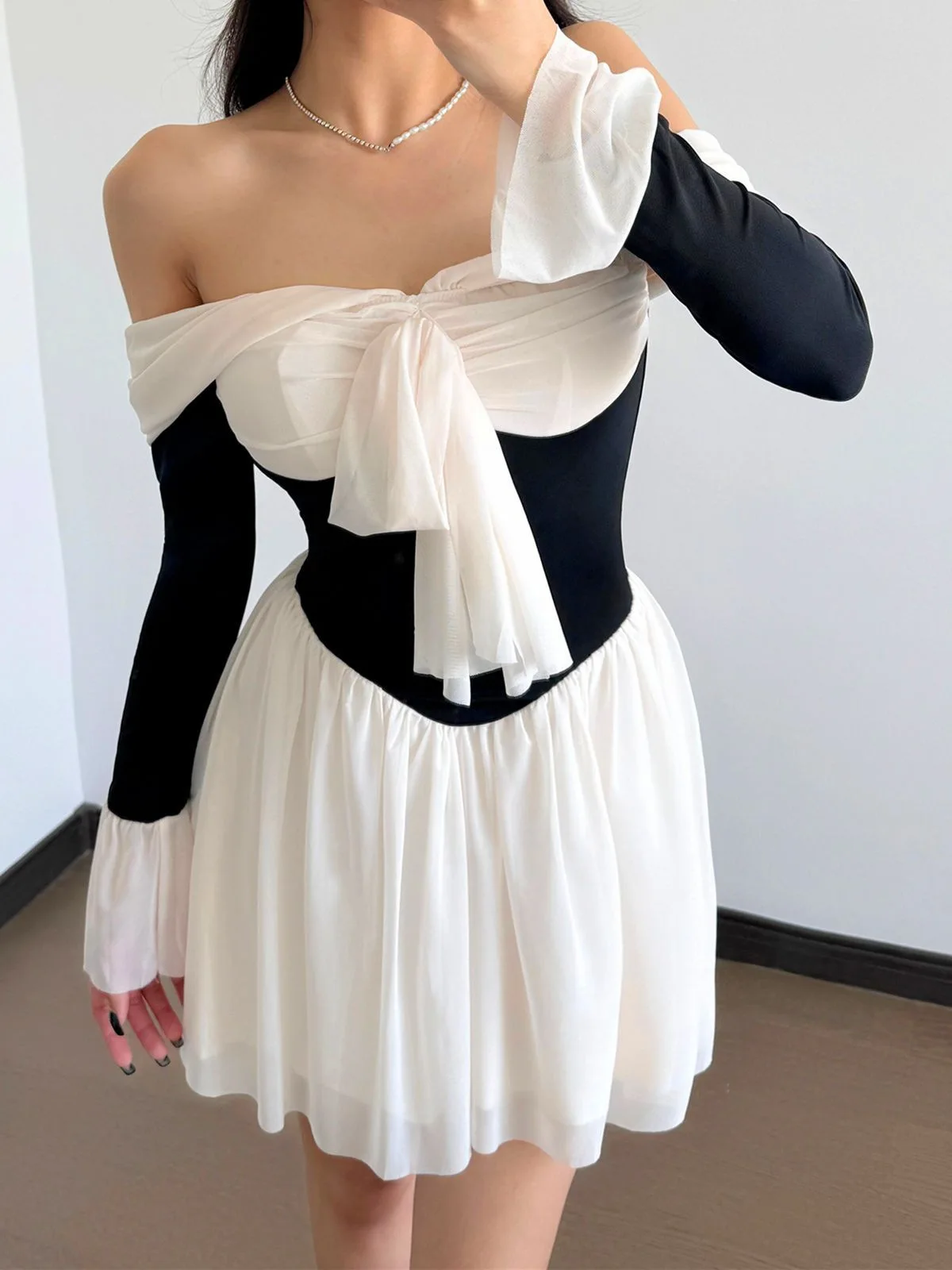 

Fmxires 2005 Elegant Strapless Backless Sexy Mini Dress For Women New Off-shoulder Mini Flare Sleeve Pleated Club Party Dress