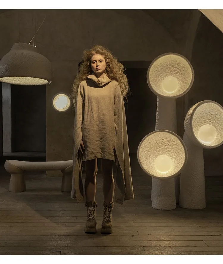 โคมไฟตั้งพื้นรูปคน งานศิลปะประติมากรรมมนุษย์ โคมไฟไฟเบอร์กลาสตกแต่งบ้านสไตล์โมเดิร์น