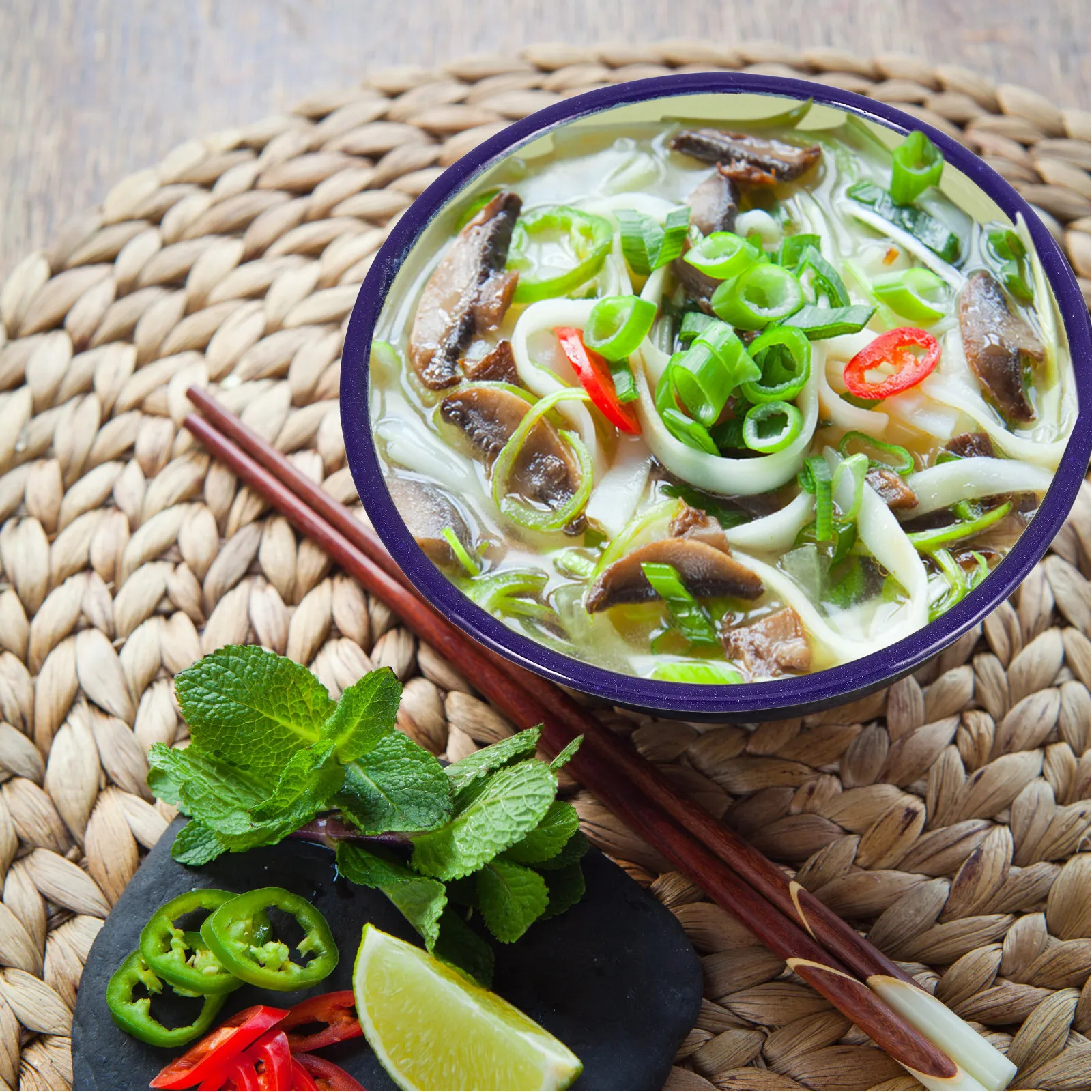 

Винтажная большая эмалированная миска: утолщенная, глубокая, для сервировки салатов, лапши, смешивания на кухне, подачи хлеба