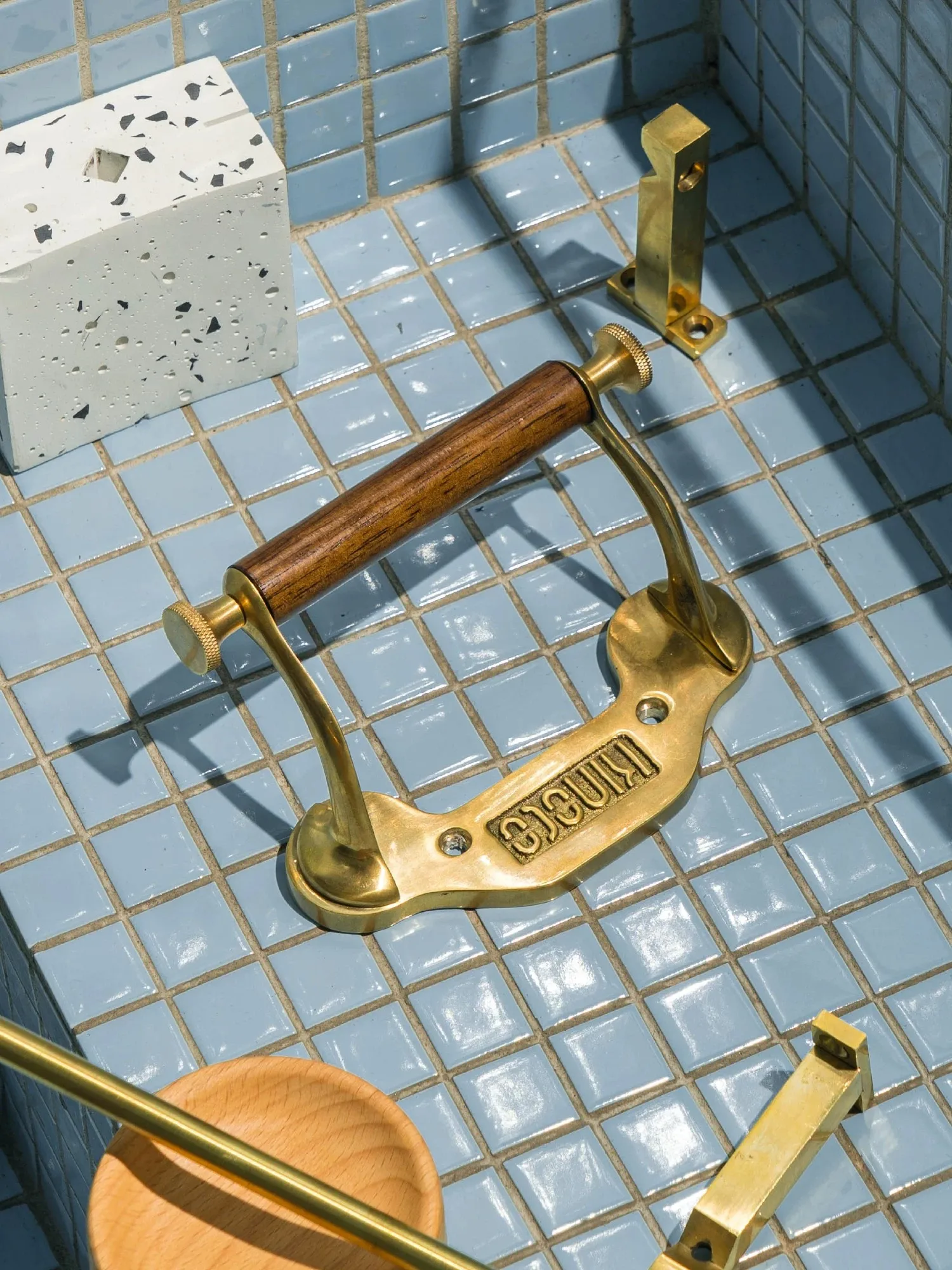 MTTUZK American Retro Industrial Style Solid Brass Roll Paper Holder