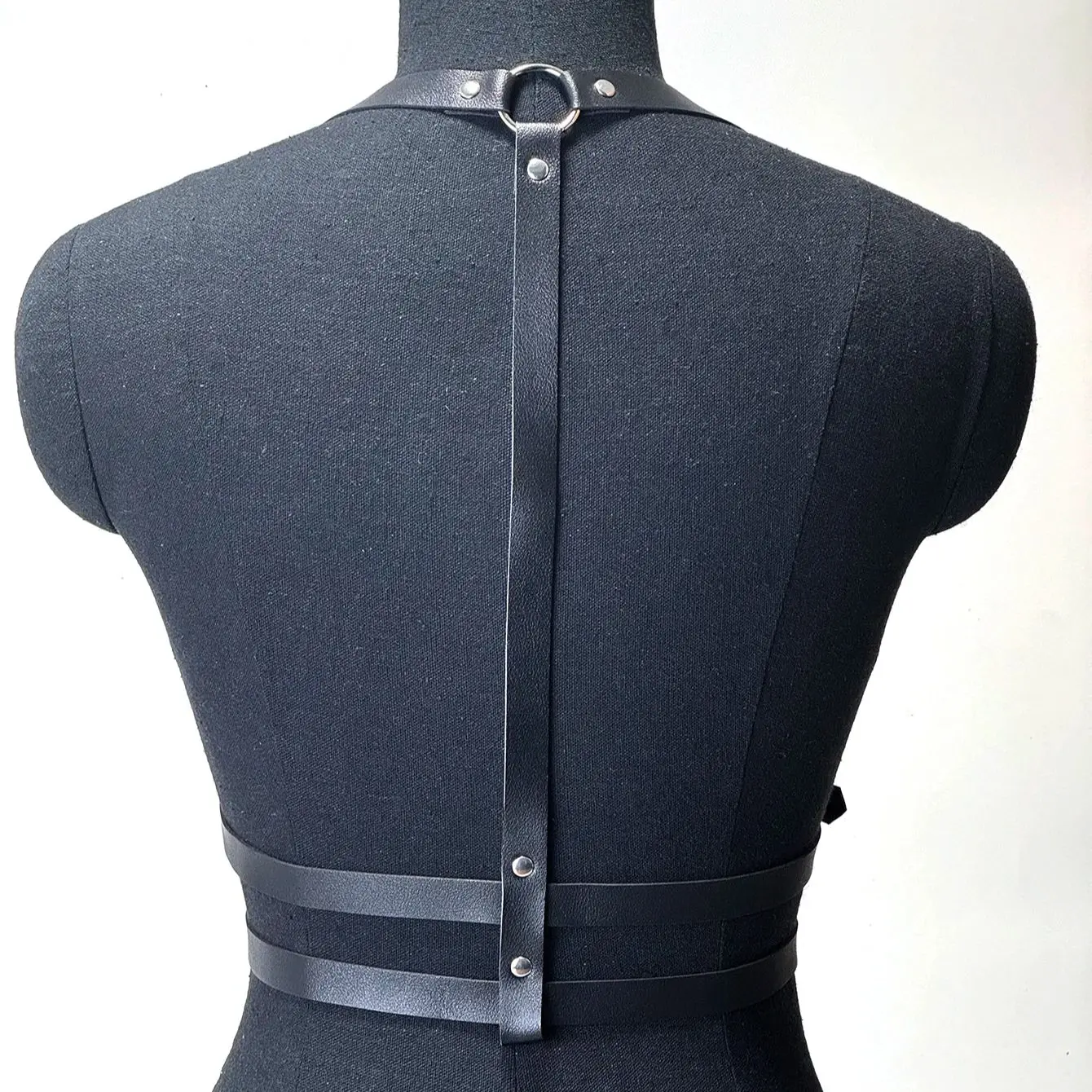 Damska uprząż modowa ze skóry PU, zdobiona ćwiekami, regulowany pas uprzęży, gotycka uprząż, bielizna bondage, uprząż na klatkę piersiową.