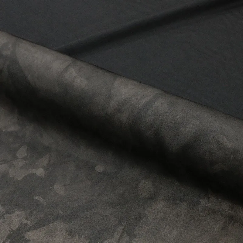 ผ้าไหมซาตินเนื้อหนาสองด้าน ลายมัดย้อมจากพืช  สมบัติทางวัฒนธรรมที่ไม่มีรูปแบบทางกายภาพ  ผ้าเซียงหยุนซา  สำหรับชุดสูท  ออกแบบโดยดีไซเนอร์