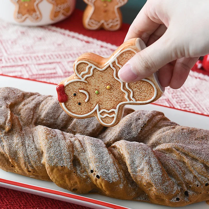 JUSTINLAU Xmas Gingerbread Man Pepper & Salt Shaker Creative Ceramic Seasoning Shakers Hand‑painted Relief Damp‑proof Tableware