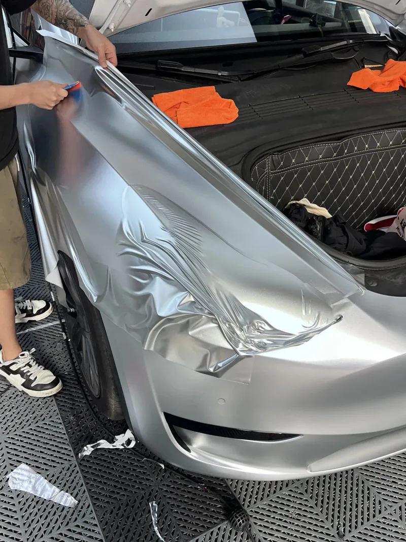 غلاف فينيل كروم معدني غير لامع فضي ممتاز يمكنك صنعه بنفسك لتغليف السيارة من رقائق لاصقة لتحرير الهواء