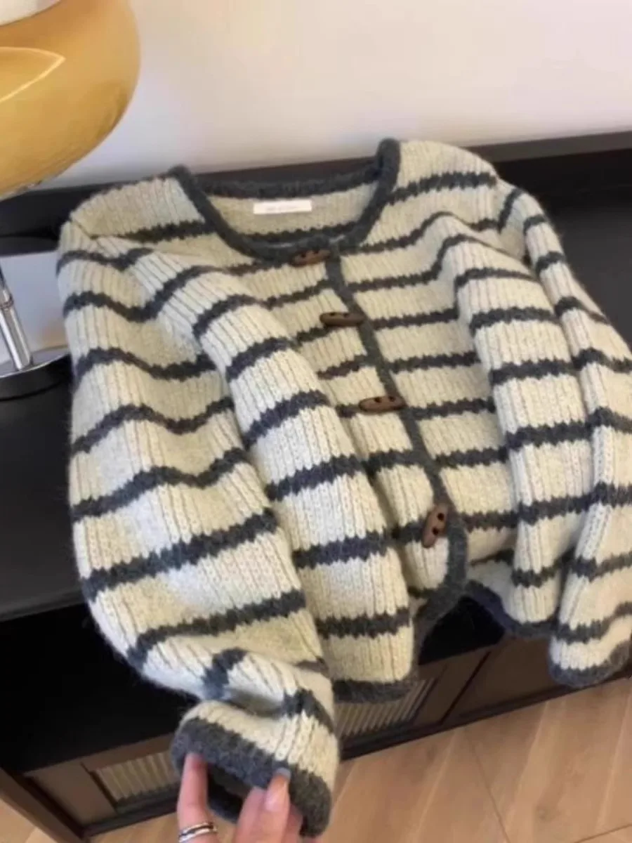 レトロストライプニットジャケット女性のショート V ネックルーズフィットカーディガンボタンアップセーター韓国スタイル秋冬怠惰なスタイル