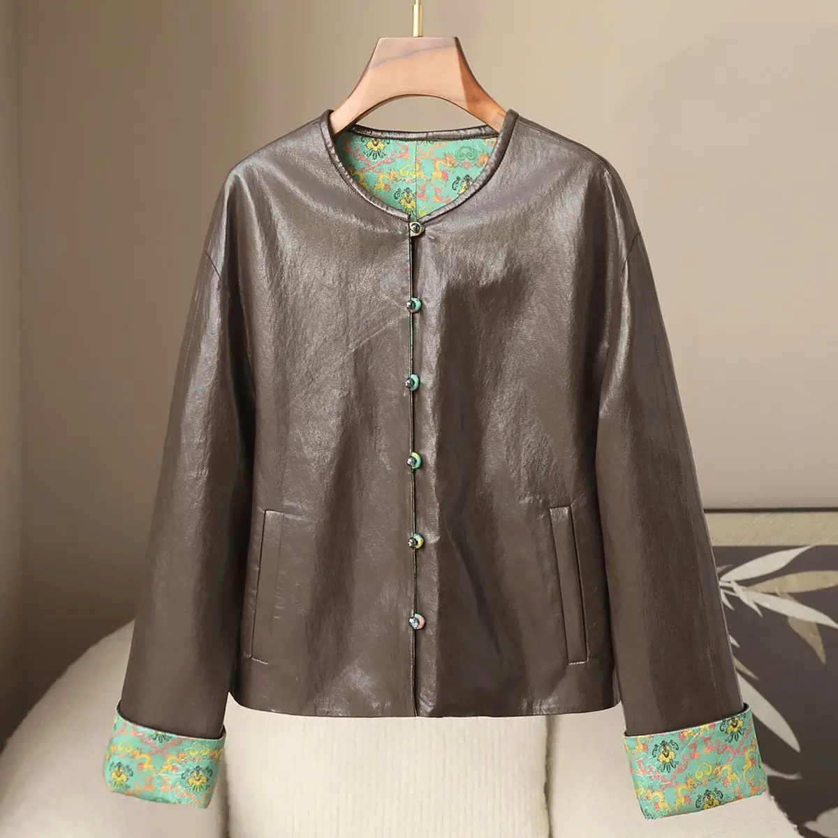 Jaqueta de Couro PU com Gola Redonda, Nova Moda Primavera, Estilo Chinês, Reversível, para Mulheres