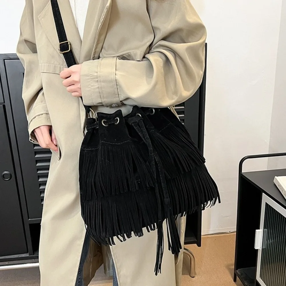 

Korean Style Tassel Shoulder Bag Solid Color Large Capacity Suede Handbag PU Leather Ethnic Style Drawstring Bucket Bag Outdoor