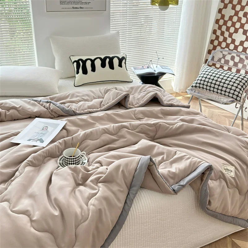 

2024 Japanese Polyester Cotton Quilted Skin-friendly Washable Light Luxury Style Solid Color Lightweight Summer Quilt