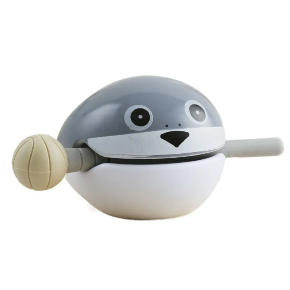 

Милый деревянный перкуссионный инструмент в форме капибары с молоточком для стука, украшение в виде рыбки