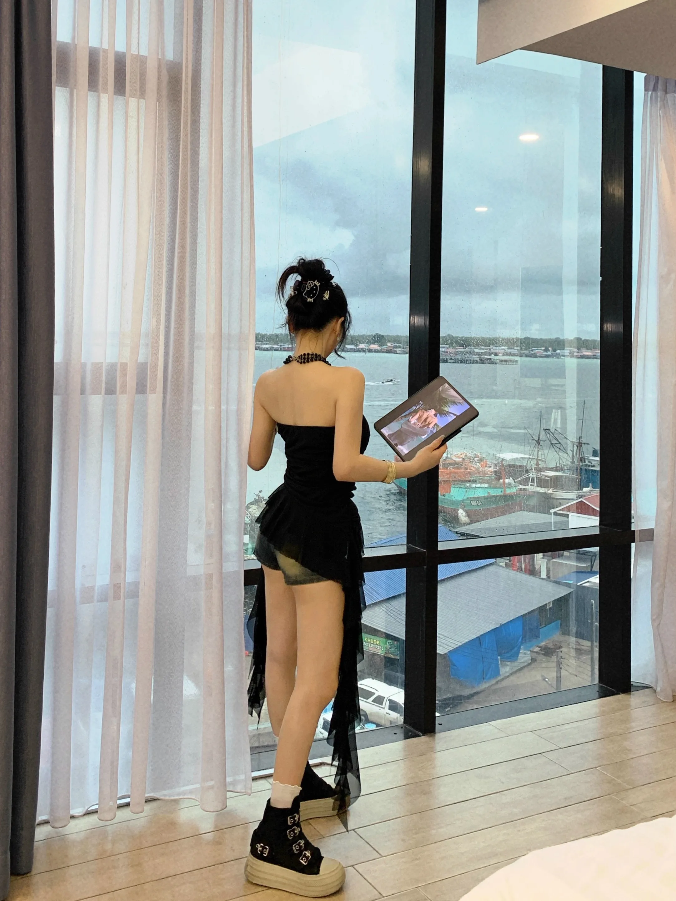 

Женский топ Uoo Fan Xin с асимметричным подолом, кружевной отделкой и бретелями, летний модный топ для женщин.