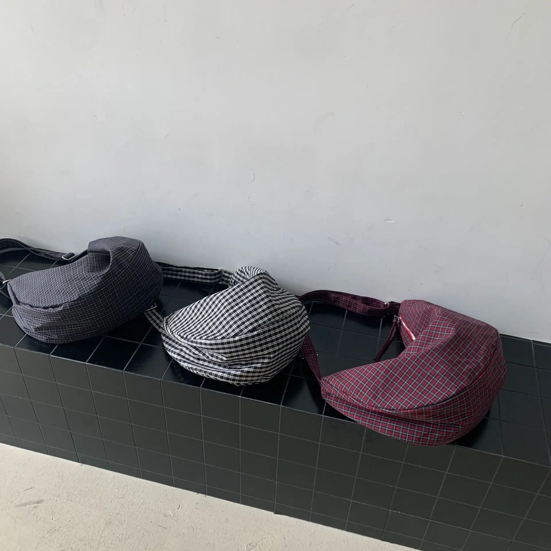 حقيبة كروس نسائية لعام 2026 متعددة الاستخدامات بكتف واحد متقلب من النايلون بتصميم عتيق للتنقل خفيفة الوزن وسعة كبيرة #2