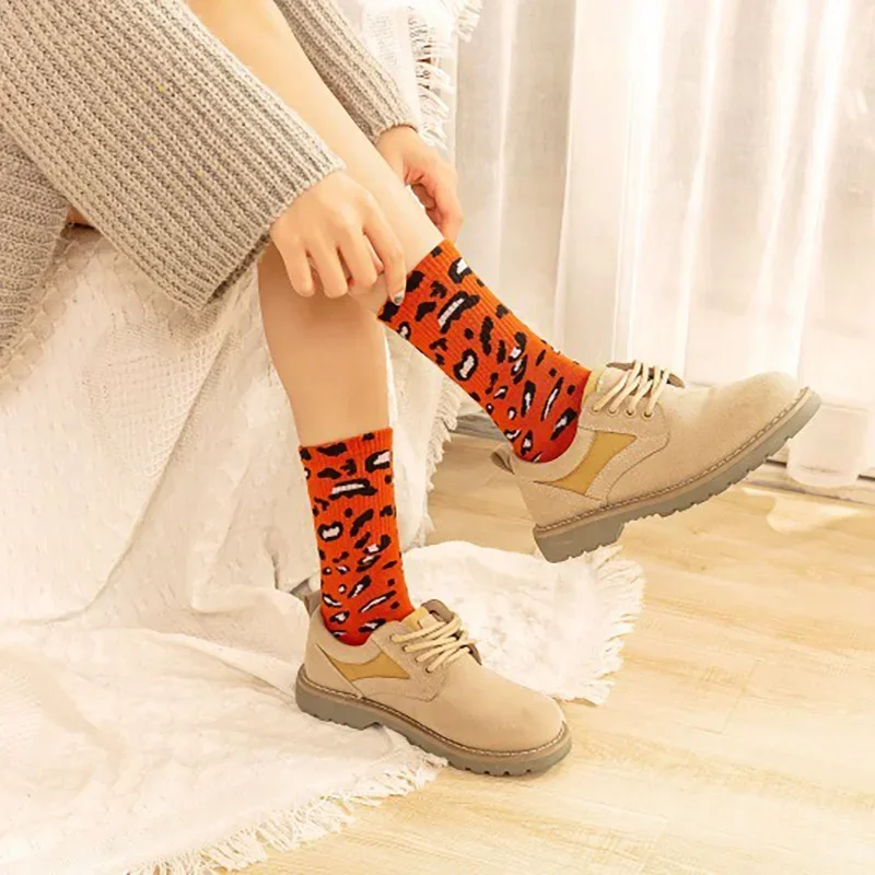 Kaus kaki motif macan tutul wanita, kaus kaki mode musim semi musim gugur High Street populer macan tutul seksi liar trendi bermotif kaus kaki hangat