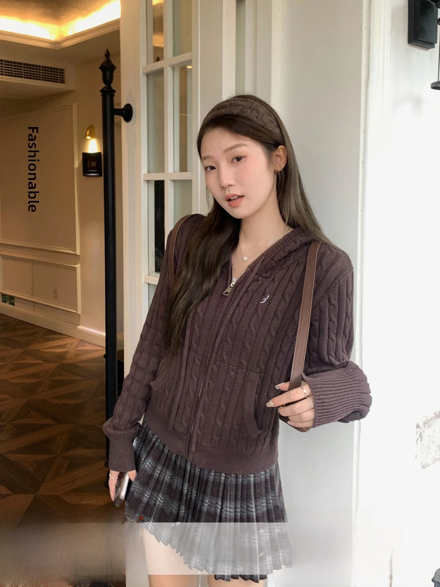 

Корейский вязаный свитер с капюшоном на молнии, женский дизайн, утягивающий универсальный свитер, пальто, осенний сезон, смесь хлопка и полиэстера