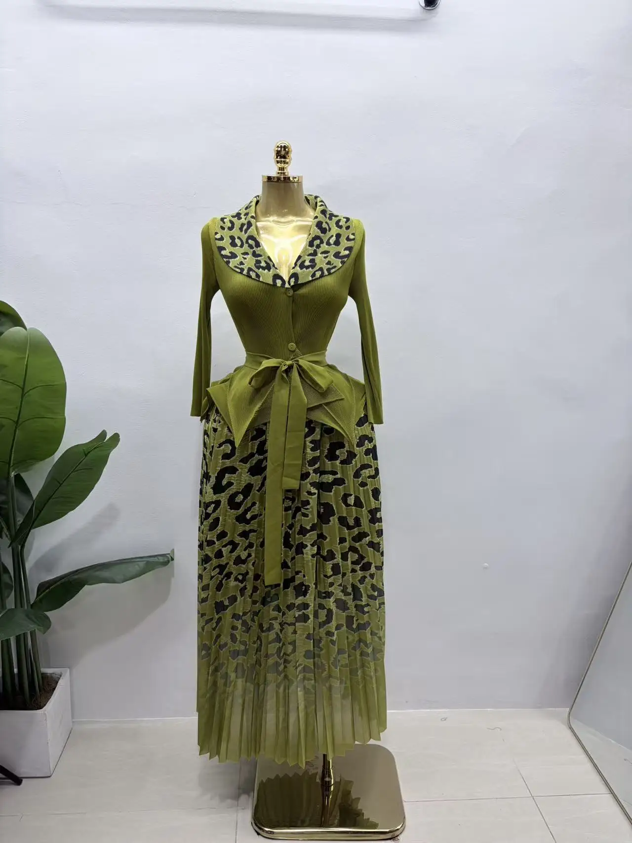 

Miyake 2026 Pleated New Summer Long-sleeved Temperament Suit, Female Slim and Thin V-neck Loose Leopard Print Two-piece Set