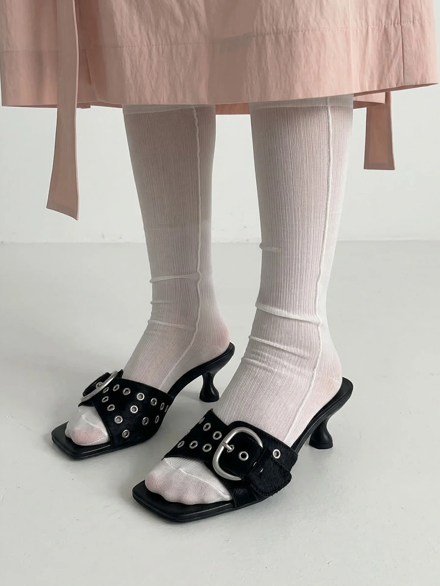 sandali-neri-con-rivetti-e-fibbia-da-donna-estivi-da-esterno-con-tacco-alto-slip-on-retro-di-tendenza-con-punta-aperta