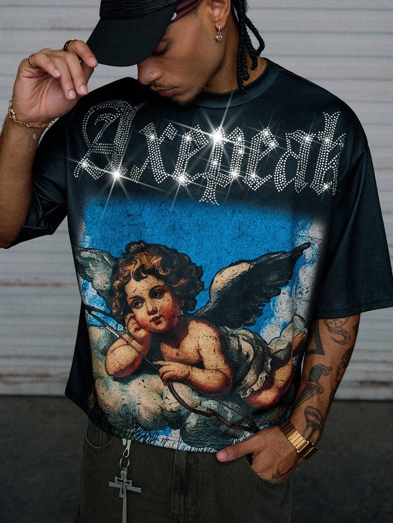 

Мужская футболка свободного кроя с графическим принтом, надписью из страз и изображением ангела