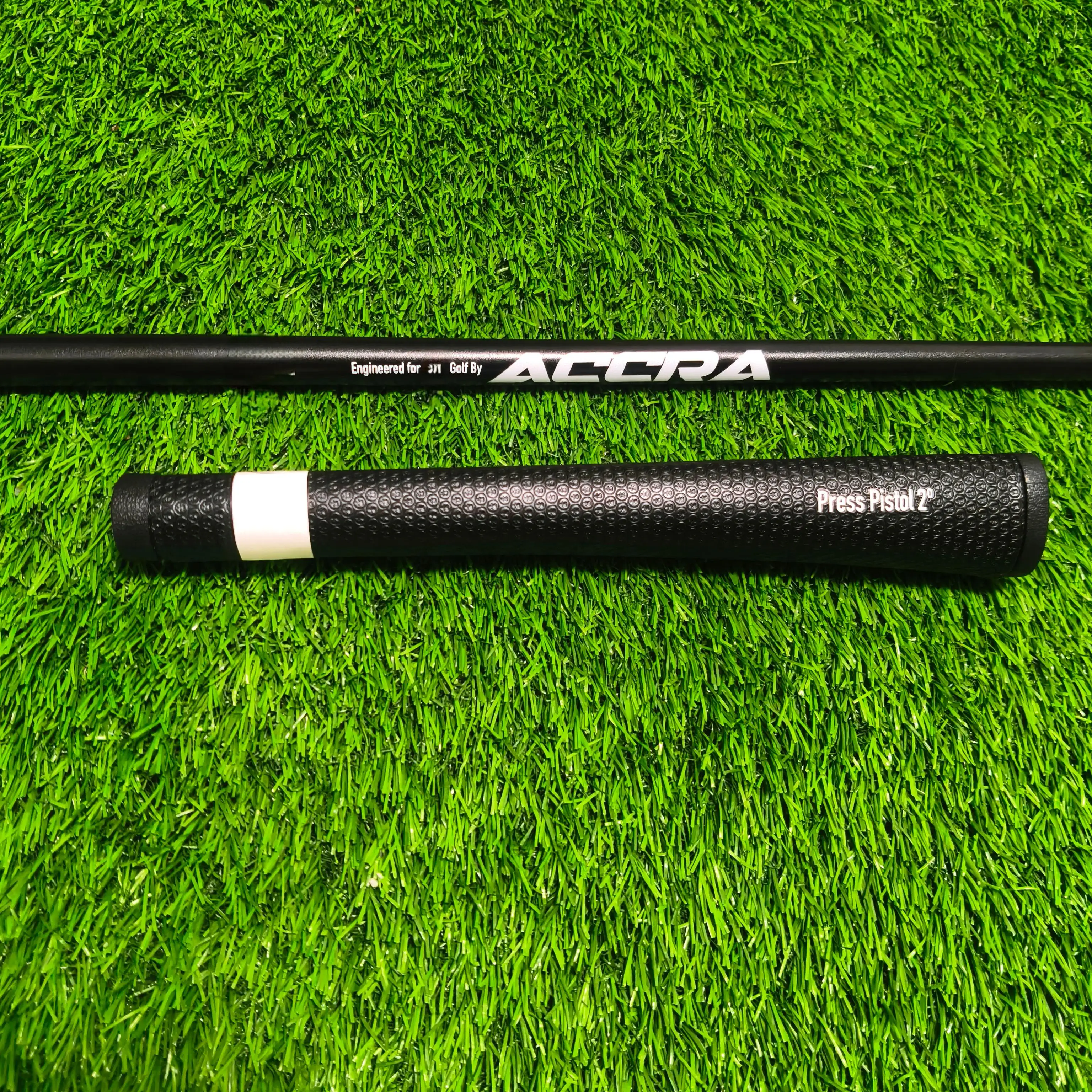 عمود دفع الجولف ACCRA قضيب جرافيت أسود/أبيض جسم قضيب الجرافيت، متوفر مع قبضة بيضاء أو سوداء