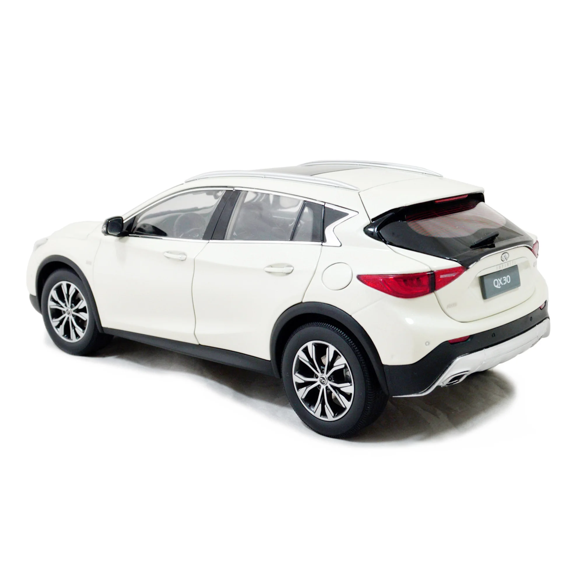 Paudi 1:64 Skala Infiniti QX30 2017 Model Samochodu Odlewany Wysokiej Jakości Detale Kolekcjonerski Samochodzik Zabawka Prezent dla Dorosłych Dzieci Oryginalne Pudełko
