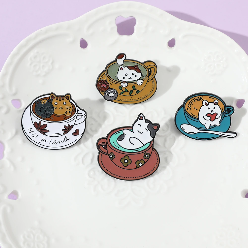 Cartoon Cat Cup Spille smaltate Gatti personalizzati Caffè Spille animali per bambini Amici Borsa Vestiti Spilla Gattino Distintivo Gioielli Regalo