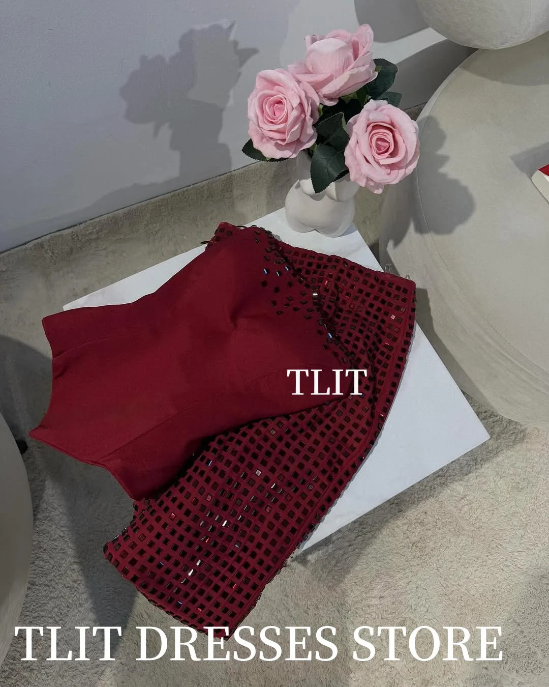 فساتين سهرة غمد مكونة من قطعتين باللون الأحمر الخمري اللامع من TLIT مخصصة من فيستدو دا نويت بدون حمالات وكريستال بدون أكمام فساتين حفلات