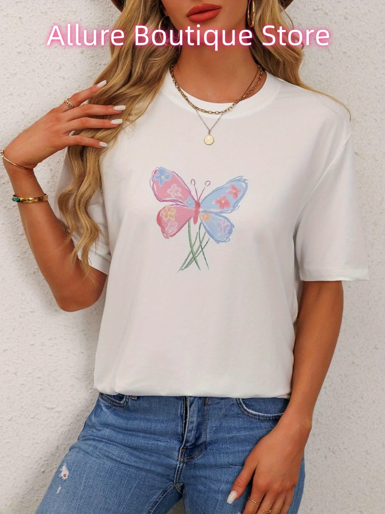 

Женская футболка с принтом бабочки — мягкий удобный топ с короткими рукавами и круглым вырезом белого цвета с яркими цветочными бабочками