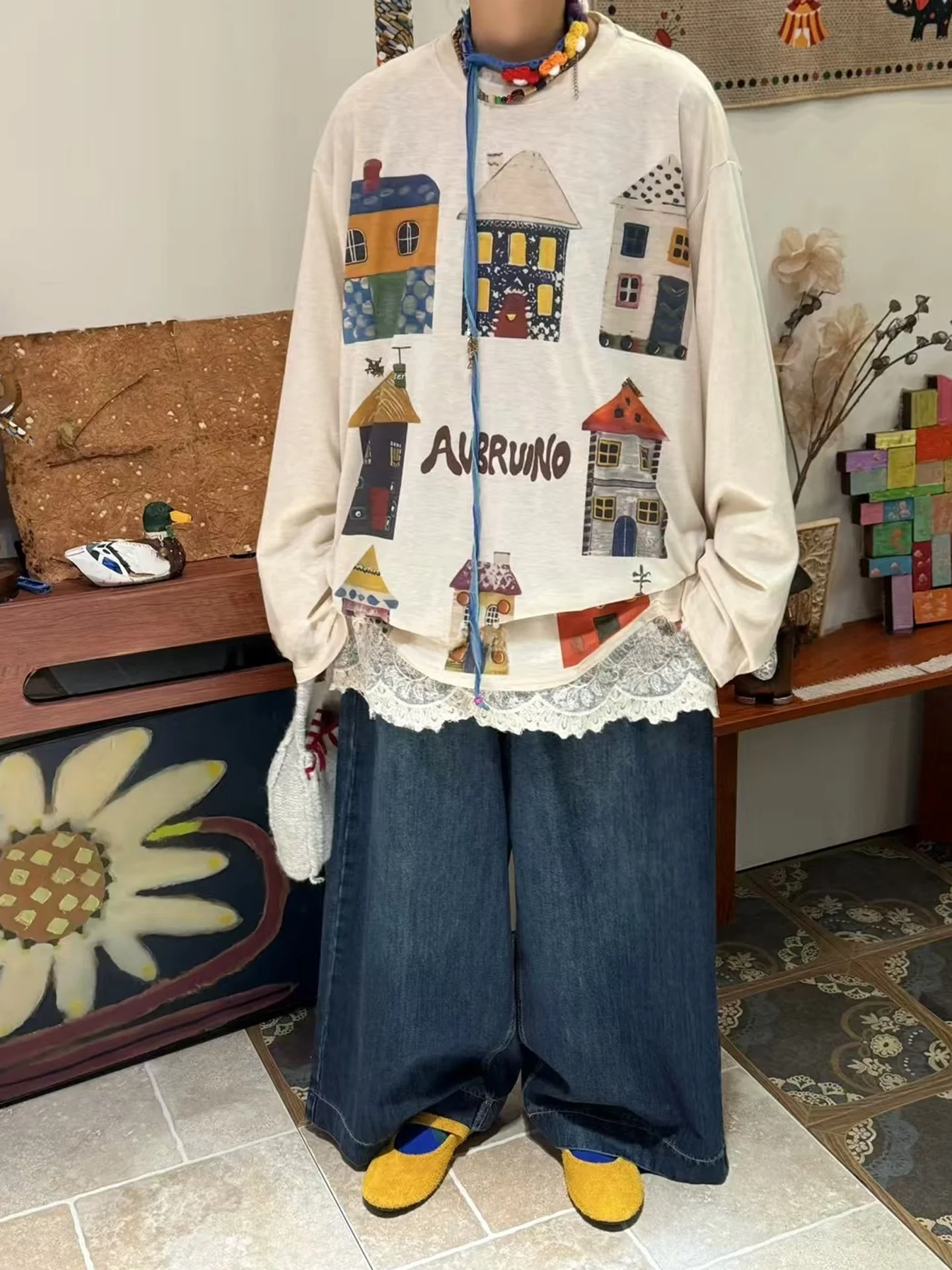 

Осенний ретро-комплект в японском стиле: футболка «Белый домик» и джинсы с широкими штанинами для полных женщин