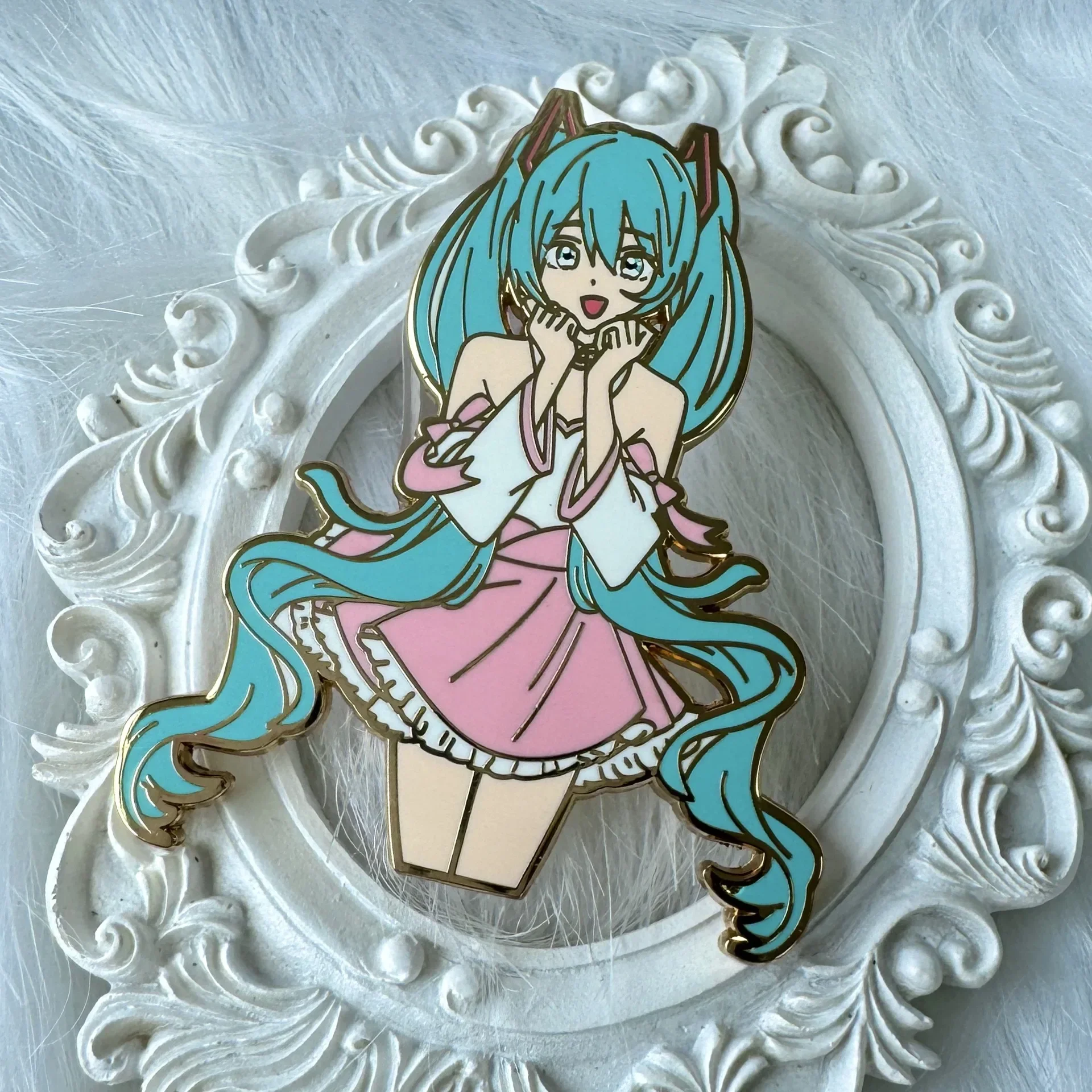 BANDAI-insignia de Metal Hatsune Miku, broche de Metal esmaltado de imitación, accesorio bonito de Anime japonés, regalos de navidad