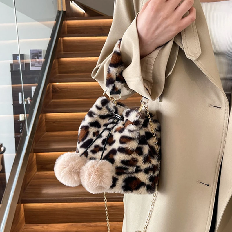 

Personalized Leopard Plush Crossbody Bag Autumn Winter Women Drawstring Bucket One Shoulder Bag Tassel Hairball Party Handbags