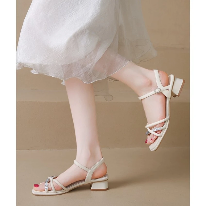 ΠΠΎΠ΄Π½ΡΠ΅ Π»Π΅ΡΠ½ΠΈΠ΅ ΡΠ°Π½Π΄Π°Π»ΠΈΠΈ Ρ ΠΎΡΠΊΡΡΡΡΠΌ Π½ΠΎΡΠΊΠΎΠΌ ΠΈ ΠΊΠ²Π°Π΄ΡΠ°ΡΠ½ΠΎΠΉ Π³ΠΎΠ»ΠΎΠ²ΠΊΠΎΠΉ Ρ ΡΡΠ°Π½ΡΡΠ·ΡΠΊΠΎΠΉ ΠΏΡΡΠΆΠΊΠΎΠΉ Π΄Π»Ρ ΠΆΠ΅Π½ΡΠΈΠ½, ΡΠ»ΠΈΡΠ½Π°Ρ ΠΎΠ΄Π΅ΠΆΠ΄Π°, ΡΡΡΠ»ΠΈ Π½Π° ΡΠΎΠ»ΡΡΠΎΠΌ ΠΊΠ°Π±Π»ΡΠΊΠ΅, ΡΠΊΡΠ°ΡΠ΅Π½Π½ΡΠ΅ Π±ΡΠΈΠ»Π»ΠΈΠ°Π½ΡΠ°ΠΌΠΈ ΠΠΎΠ΄Π½ΡΠ΅ Π»Π΅ΡΠ½ΠΈΠ΅ ΡΠ°Π½Π΄Π°Π»ΠΈΠΈ Ρ ΠΎΡΠΊΡΡΡΡΠΌ Π½ΠΎΡΠΊΠΎΠΌ ΠΈ ΠΊΠ²Π°Π΄ΡΠ°ΡΠ½ΠΎΠΉ Π³ΠΎΠ»ΠΎΠ²ΠΊΠΎΠΉ Ρ ΡΡΠ°Π½ΡΡΠ·ΡΠΊΠΎΠΉ ΠΏΡΡΠΆΠΊΠΎΠΉ Π΄Π»Ρ ΠΆΠ΅Π½ΡΠΈΠ½, ΡΠ»ΠΈΡΠ½Π°Ρ ΠΎΠ΄Π΅ΠΆΠ΄Π°, ΡΡΡΠ»ΠΈ Π½Π° ΡΠΎΠ»ΡΡΠΎΠΌ ΠΊΠ°Π±Π»ΡΠΊΠ΅, ΡΠΊΡΠ°ΡΠ΅Π½Π½ΡΠ΅ Π±ΡΠΈΠ»Π»ΠΈΠ°Π½ΡΠ°ΠΌΠΈ