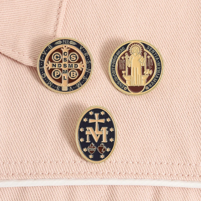 Katholische St.-Benedikt-Anstecknadeln, Vintage Religiöse Medaillen-Broschen, Exorzismus-Kreuz-Monogramm-Abzeichen, Christlicher Glaubensschmuck als Geschenke