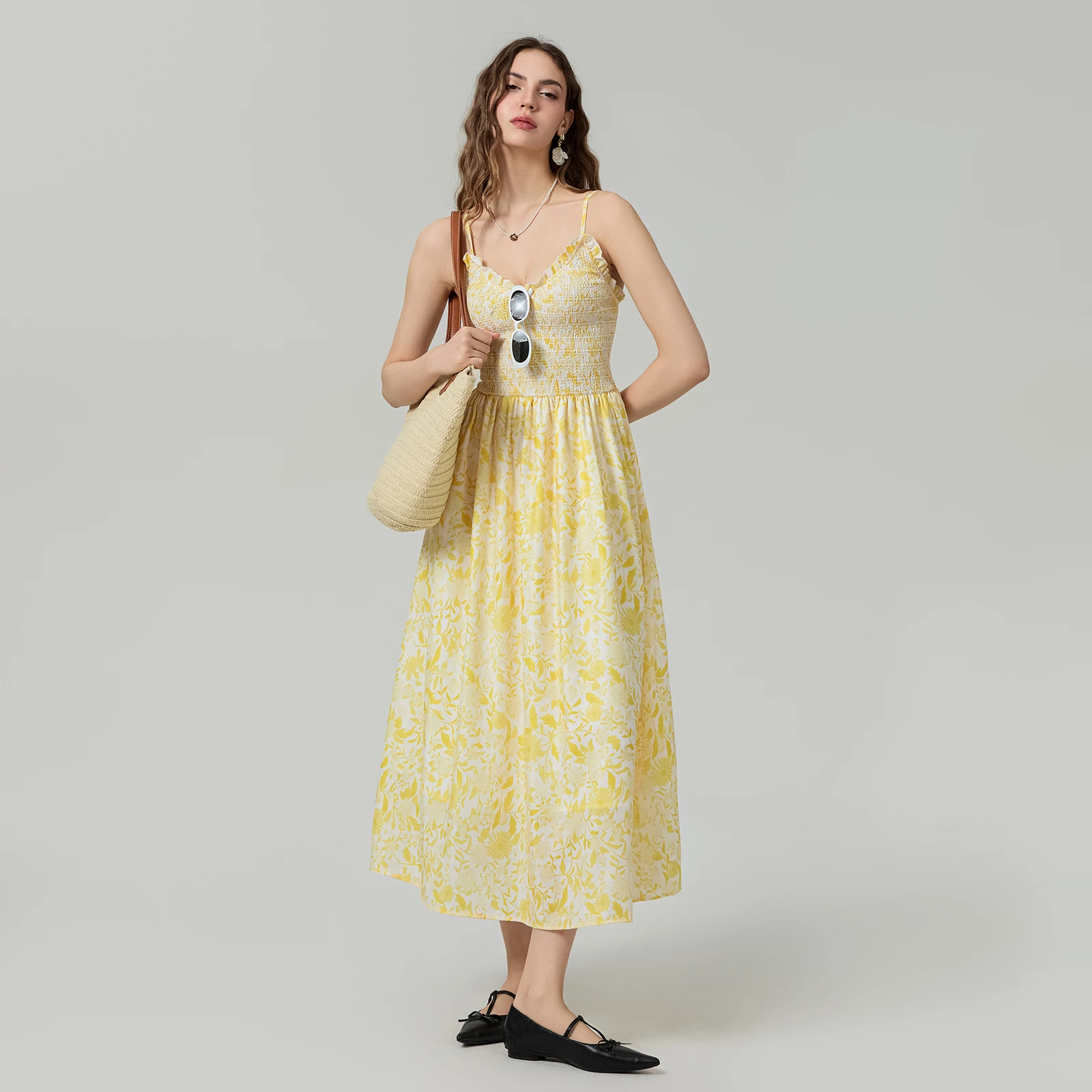 Robe trapèze longue smockée pour femmes, encolure dégagée avec bordure à volants, robe trapèze florale, bretelles spaghetti, dos nu