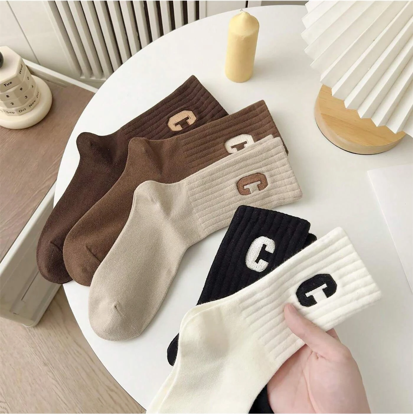 5 Paar Damen-Socken mit C-Buchstaben-Aufdruck, modische, vielseitige mittlere Röhrensocken, lässige, bequeme Sportsocken für den Außenbereich