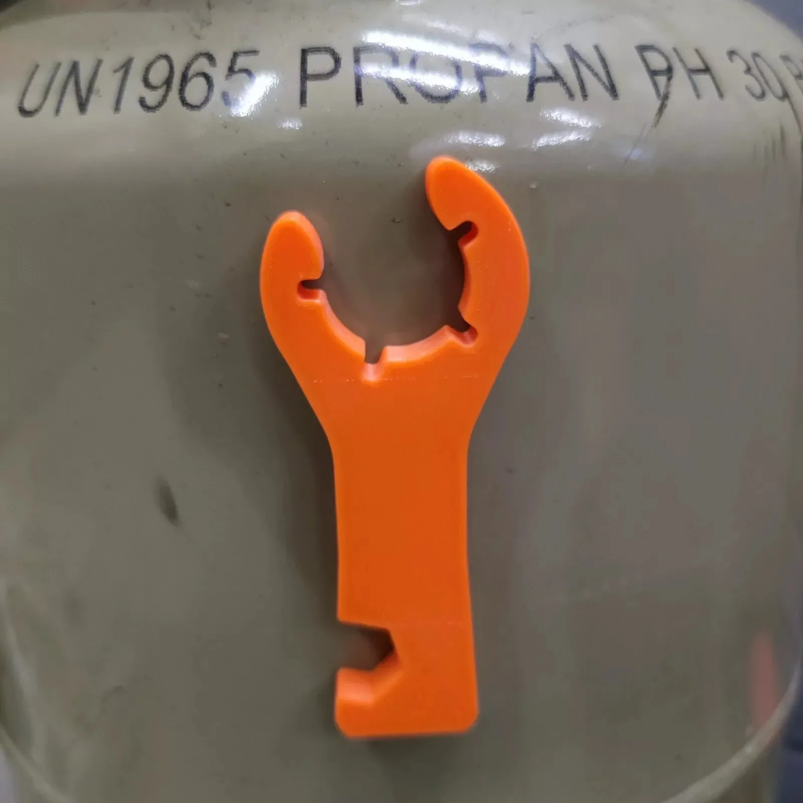 RV Gas Bottle Wrench Multi-Functional 2in1 Magnet Gas Bottle Wrench Orange For RV Caravan Motorhome Grill Rv Accessories